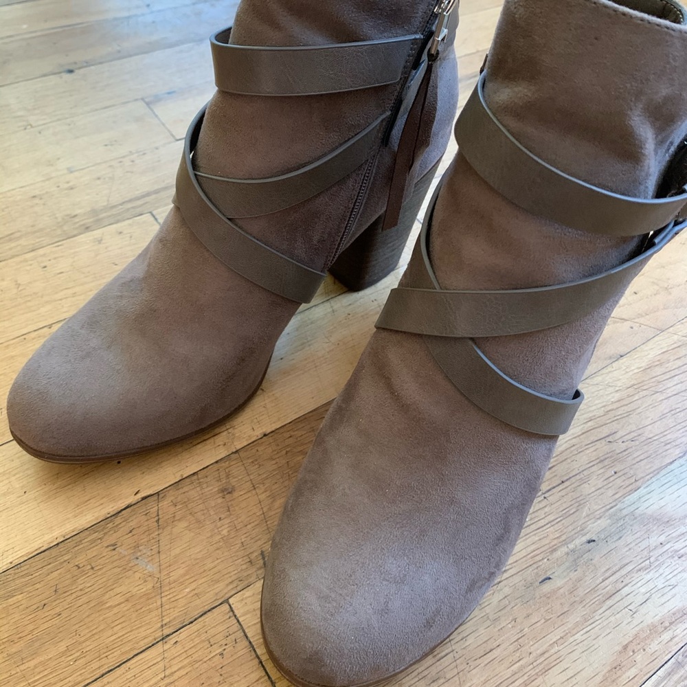 R2 boots